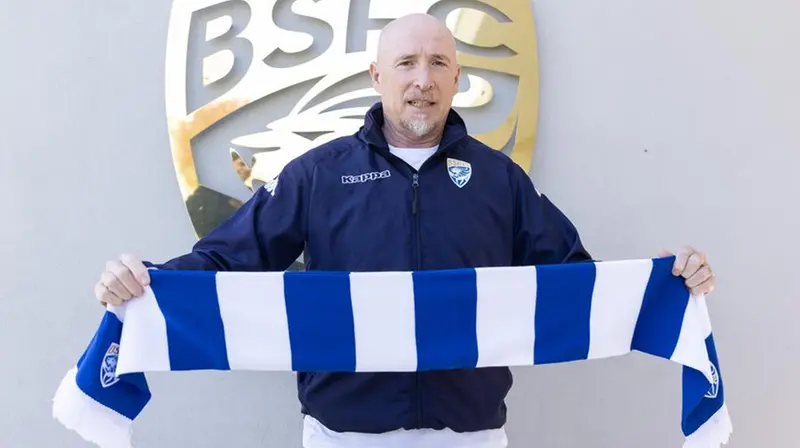 Rolando Maran con la sciarpa del Brescia nel giorno della sua presentazione - Foto New Reporter © www.giornaledibrescia.it