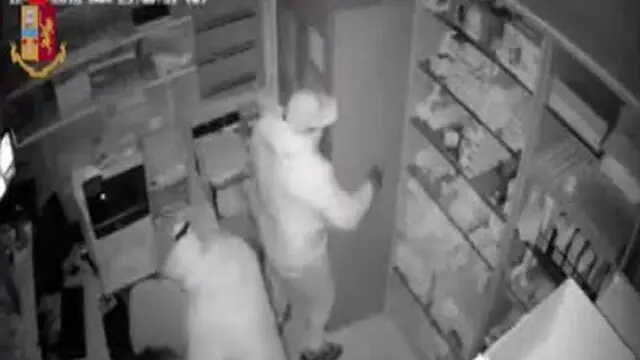 Il fermo immagine del video diffuso dalla Polizia di Stato il 15 ottobre 2019 mostra i ladri in azione, ripresi dalle telecamere di sorveglianza della farmacia. Due uomini di 40 e 48 anni sono stati arrestati dalla squadra mobile della polizia, in esecuzione di una misura di custodia cautelare in carcere, con l'accusa di essere gli autori di un furto messo a segno nella notte tra il 30 e il 31 dicembre scorsi nella farmacia comunale del centro commerciale di viale Gramsci a Sesto Fiorentino (Firenze). I due sono stati incastrati da un'impronta digitale e dalle tracce di Dna trovate nel negozio nel corso del sopralluogo della polizia scientifica. ANSA/ UFFICIO STAMPA POLIZIA DI STATO +++ ANSA PROVIDES ACCESS TO THIS HANDOUT PHOTO TO BE USED SOLELY TO ILLUSTRATE NEWS REPORTING OR COMMENTARY ON THE FACTS OR EVENTS DEPICTED IN THIS IMAGE; NO ARCHIVING; NO LICENSING +++