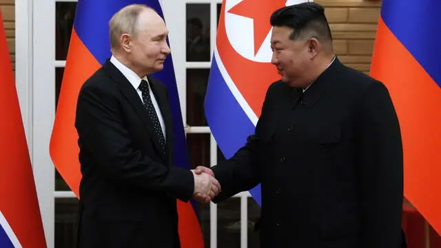 epa11421551 Russian President Vladimir Putin (L) shakes hands with North Korean leader Kim Jong Un (R) during their meeting in Pyongyang, North Korea, 19 June 2024. The Russian president is on a state visit to North Korea from 18-19 June at the invitation of the North Korean leader. He last visited North Korea in 2000, shortly after his first inauguration as president. EPA/GAVRIIL GRIGOROV / SPUTNIK / KREMLIN POOL MANDATORY CREDIT