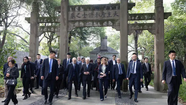 Il Presidente della Repubblica Sergio Mattarella al cimitero dei missionari cattolici, rende omaggio alla tomba del gesuita Prospero Intorcetta (foto di Francesco Ammendola - Ufficio per la Stampa e la Comunicazione della Presidenza della Repubblica)