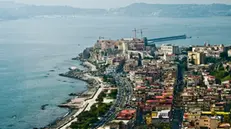 La citta' di Pozzuoli vista dalla sede dell 'Accademia aeronautica dove si e' tenuta una riunione tecnico-operativa con i sindaci dei territori interessati dal bradisismo nei Campi Flegrei, 13 ottobre 2023. Al vertice partecipano il ministro della Protezione Civile Nello Musumeci, il ministro della Cultura Gennaro Sangiuliano, il prefetto di Napoli Claudio Palomba e i sindaci del territorio tra cui il primo cittadino di Napoli Gaetano Manfredi. ANSA/ CIRO FUSCO