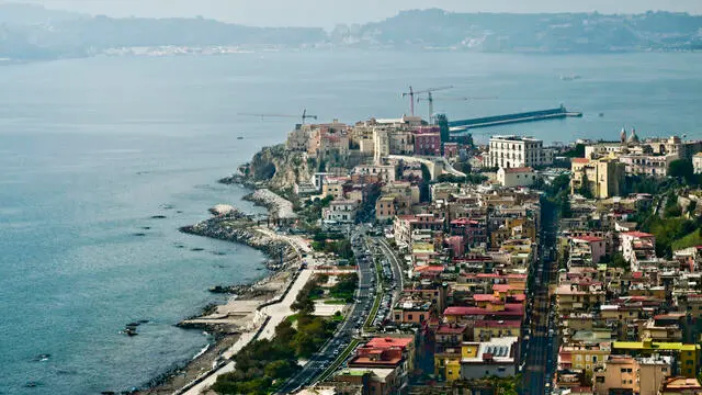 La citta' di Pozzuoli vista dalla sede dell 'Accademia aeronautica dove si e' tenuta una riunione tecnico-operativa con i sindaci dei territori interessati dal bradisismo nei Campi Flegrei, 13 ottobre 2023. Al vertice partecipano il ministro della Protezione Civile Nello Musumeci, il ministro della Cultura Gennaro Sangiuliano, il prefetto di Napoli Claudio Palomba e i sindaci del territorio tra cui il primo cittadino di Napoli Gaetano Manfredi. ANSA/ CIRO FUSCO