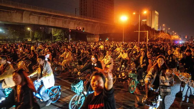 epa11715768 College students ride rental bicycles on the Zhengzhou-Kaifeng Boulevard in Zhengzhou city, central China's Henan province, 08 November 2024 (issued 12 November 2024). Tens of thousands of Chinese college students on rental bicycles blocked roads as they joined the social media trend of riding 50 kilometers from Zhengzhou to Kaifeng at night in search of dumplings. The viral craze of overnight rides to Kaifeng caused traffic disruptions, leading local authorities to impose restrictions and rental bike companies to ban cross-city biking. EPA/STRINGER CHINA OUT