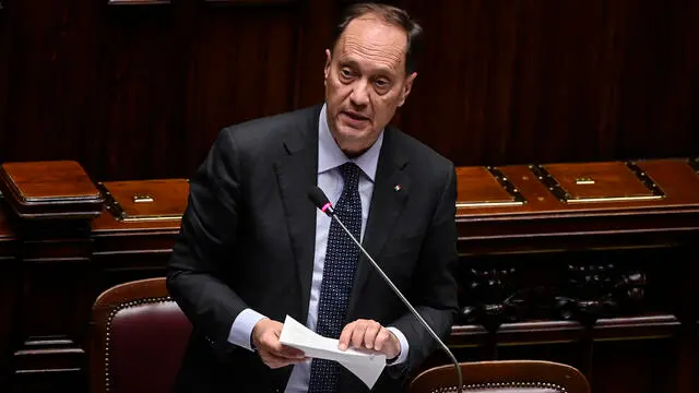 Il ministro per i Rapporti col Parlamento, Luca Ciriani, durante il question time alla Camera dei Deputati, Roma, 30 ottobre 2024. ANSA/RICCARDO ANTIMIANI