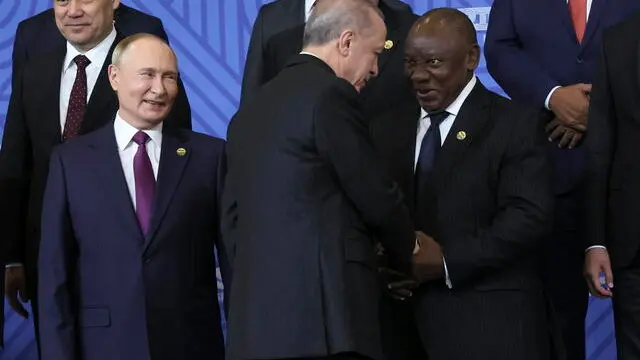 epa11679306 Russian President Vladimir Putin (L), Turkish President Recep Tayyip Erdogan (C), South African President Cyril Ramaphosa (R) and other participants in the outreach/BRICS Plus format meeting pose for a family photo during the BRICS summit in Kazan, Russia, 24 October 2024. The BRICS summit takes place from 22 to 24 October. EPA/MAXIM SHIPENKOV