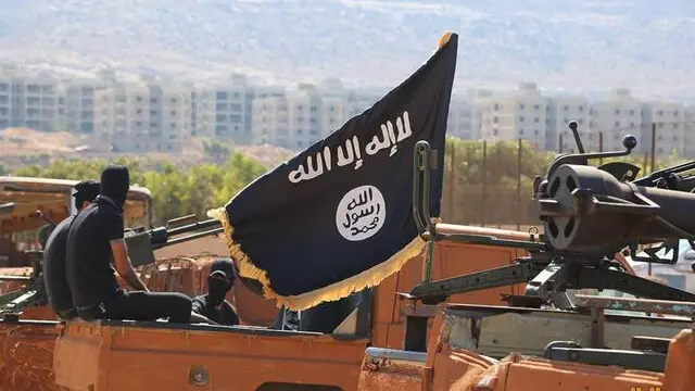 Una delle foto del lungo convoglio di pickup con a bordo uomini armati e incappucciati e bandiere nere dell'Isis, pubblicate da un sito jihadista, El Minbar, con il titolo "Dimostrazione dell'esercito dello Stato islamico nello stato di Barqa", nome arabo della Cirenaica, la regione orientale della Libia, Il Cairo, 17 Novembre 2014. ANSA/ WEB/ EL MINBAR ++ NO TV NO SALES EDITORIAL USE ONLY ++