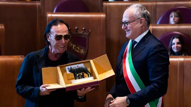 Antonello Venditti con il sindaco di Roma Roberto Gualtieri durante la cerimonia di consegna della Lupa Capitolina presso il Campidoglio, Roma, 13 novembre 2024. ANSA/ANGELO CARCONI