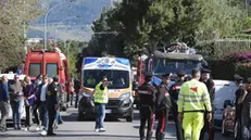 Vigili del fuoco, sanitari e inquirenti sul luogo del tragico incidente sul lavoro a Casteldaccia (Palermo), 06 maggio 2024. E' di cinque morti e due intossicati, uno dei quali in gravi condizioni, il bilancio definitivo della strage sul lavoro avvenuta a Casteldaccia. ///// Firefighters, medical workers and investigators at the site of the tragic workplace accident in Casteldaccia, near Palermo, Sicily island, southern Italy 06 May 2024. The final toll of the workplace massacre which occurred in Casteldaccia is five dead and two intoxicated, one of whom is in serious condition. ANSA/IGOR PETYX