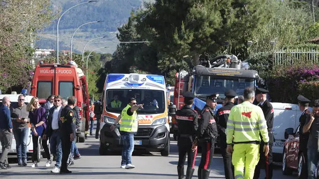 Vigili del fuoco, sanitari e inquirenti sul luogo del tragico incidente sul lavoro a Casteldaccia (Palermo), 06 maggio 2024. E' di cinque morti e due intossicati, uno dei quali in gravi condizioni, il bilancio definitivo della strage sul lavoro avvenuta a Casteldaccia. ///// Firefighters, medical workers and investigators at the site of the tragic workplace accident in Casteldaccia, near Palermo, Sicily island, southern Italy 06 May 2024. The final toll of the workplace massacre which occurred in Casteldaccia is five dead and two intoxicated, one of whom is in serious condition. ANSA/IGOR PETYX