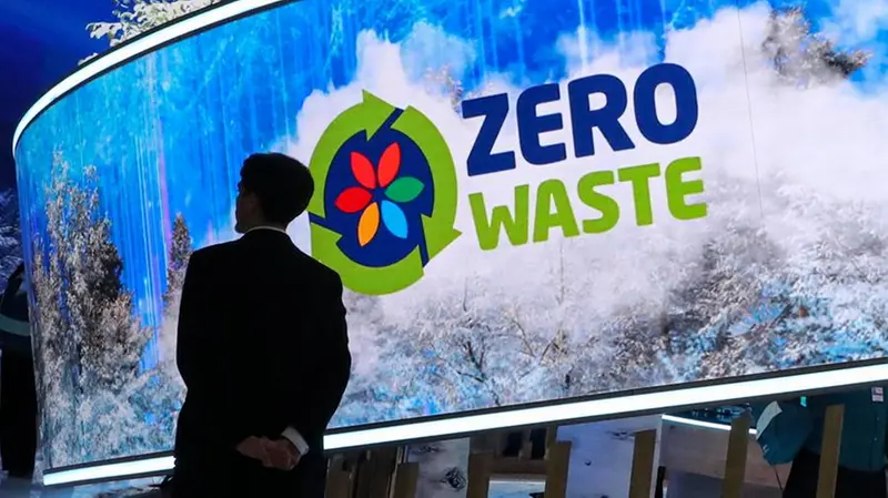 Un visitatore alla Climate Change Conference Cop29 - Foto Ansa/Igor Kovalenko © www.giornaledibrescia.it