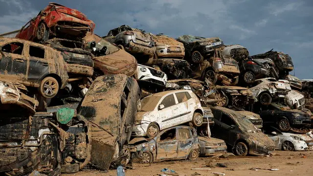 epa11716337 An improvised junkyard in the flood-hit municipality of Massanassa, province of Valencia, Spain, 12 November 2024. The floods in Valencia and neighboring provinces have caused at least 222 fatalities, as efforts continue to search for missing people, provide supplies, and care for the victims after the DANA (high-altitude isolated depression) weather phenomenon hit the east of the country on 29 October 2024. EPA/BIEL ALINO