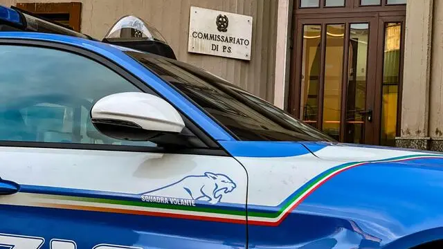 Polizia Adrano, auto pattuglia davanti sede del Commissariato