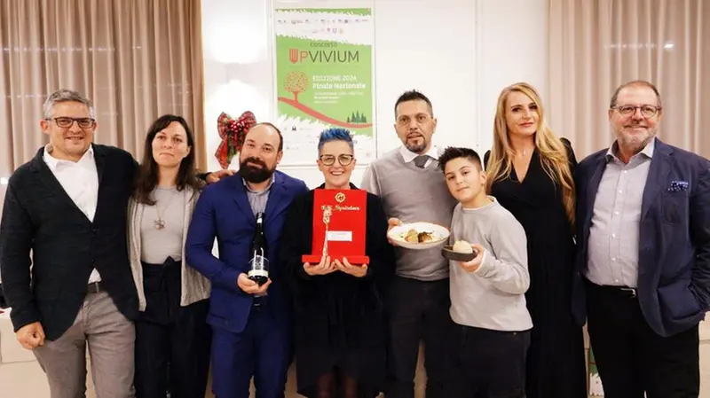 Al centro, i vincitori camuni del ristorante La peppina di Esine