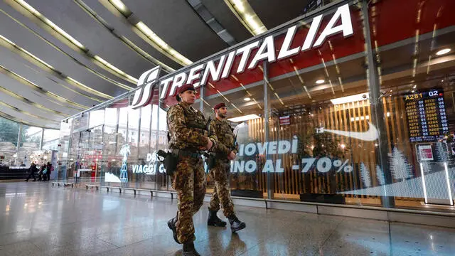 Militari della Brigata Folgore impeganti su ‘’Strade sicure’’ durante pattuglia all’interno dalla stazione Termini, Roma, 28 Dicembre 2023. ANSA/GIUSEPPE LAMI