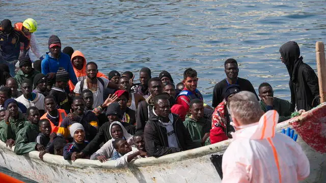 epa11486085 Migrants arrive to Arguineguin port, Gran Canaria, Canary islands, Spain, 18 July 2024. Spanish Salvamento Maritimo Safe and Rescue brigade helped 158 migrants as they sailed on board of two dugouts 17 kilometers off the island. EPA/Angel Medina G.