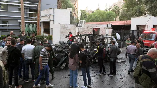 epa11673481 Syrian soldiers and civilians inspect the site of an airstrike that targeted a vehicle in the Al-Mazzeh neighborhood in Damascus, Syria, 21 October 2024. At least two people were killed and three others were injured in the Israeli airstrike, according to Syrian state news agency SANA quoting military sources. EPA/STR