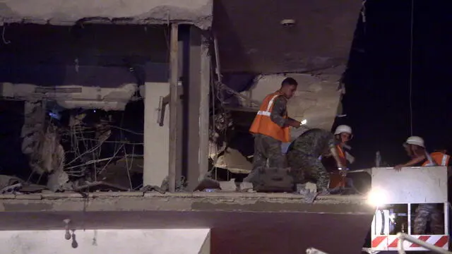 epa11649794 Syrian rescuers inspect the damage after missiles fell on the building in the Al-Mazzeh neighborhood in Damascus, Syria, 08 October 2024. At least seven people were killed and 11 others injured after three Israeli missiles targeted a residential building in Damascus, according to Syrian state news agency SANA, adding that rescuers are still working at the site of the strike. Israel did not immediately comment on the strike. EPA/STRINGER