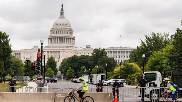 epa11494114 Police patrol a perimeter around the Capitol, as protesters gather on the day of the visit of Prime Minister of Israel Benjamin Netanyahu on Capitol Hill in Washington, DC, USA, 24 July 2024. Netanyahu's address to a joint meeting of the US Congress comes amid a close 2024 US presidential election cycle. Thousands of pro-Palestinian protesters were expected to gather near the US Capitol when Netanyahu becomes the first leader to address the US Congress four times. EPA/AARON SCHWARTZ