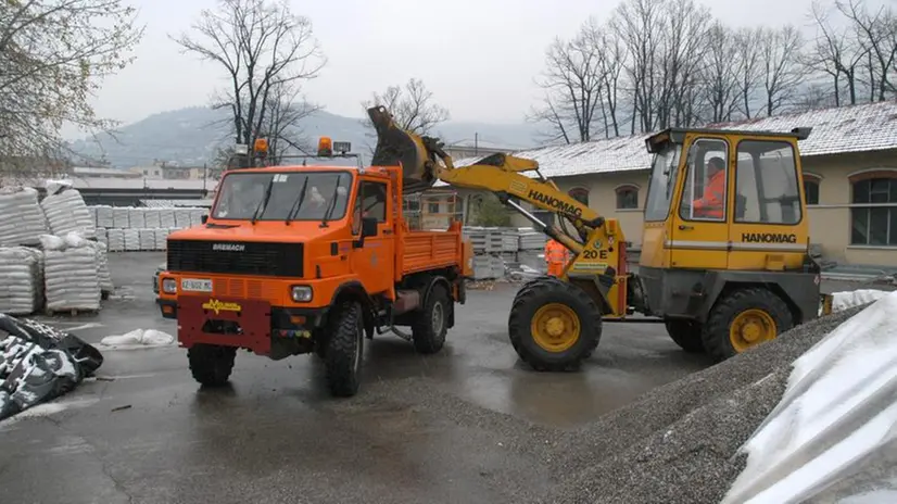 La preparazione dei mezzi anti neve del Comune di Brescia © www.giornaledibrescia.it