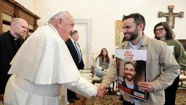 Papa Francesco riceve una delegazione di ostaggi rapiti da Hamas il 7 ottobre e successivamente rilasciati, Citta' del Vaticano, 14 novembre 2024./// This handout picture provided by the Vatican Media shows Pope Francis receiving a delegation of hostages kidnapped by Hamas on 07 October and subsequently released, Vatican City, 14 November 2024. ANSA/ VATICAN MEDIA +++ ANSA PROVIDES ACCESS TO THIS HANDOUT PHOTO TO BE USED SOLELY TO ILLUSTRATE NEWS REPORTING OR COMMENTARY ON THE FACTS OR EVENTS DEPICTED IN THIS IMAGE; NO ARCHIVING; NO LICENSING +++ NPK +++