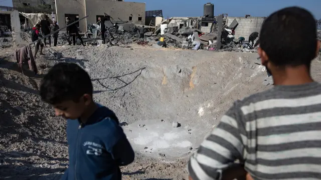 epaselect epa11718182 Palestinians inspect a shell crater following Israeli shelling at a camp housing internally displaced people in Khan Younis, southern Gaza Strip, 13 November 2024. More than 43,700 Palestinians and over 1,400 Israelis have been killed, according to the Palestinian Health Ministry and the Israeli Army, since Hamas militants launched an attack against Israel from the Gaza Strip on 07 October 2023, and the Israeli operations in Gaza and the West Bank which followed it. EPA/HAITHAM IMAD