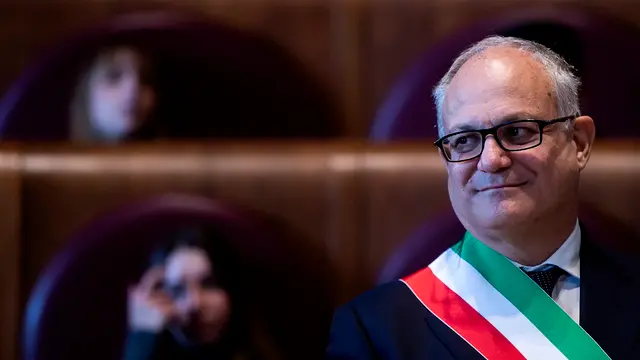 Il sindaco di Roma Roberto Gualtieri durante la cerimonia di consegna della Lupa Capitolina ad Antonello Venditti presso il Campidoglio, Roma, 13 novembre 2024. ANSA/ANGELO CARCONI