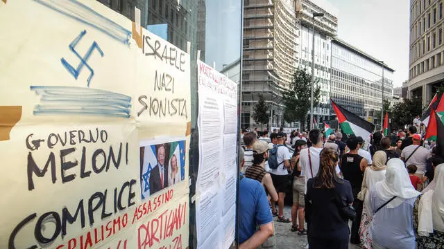 Manifestazione palestinesi conrto Israele e la guerra e Gaza in piazza S.Babila, Milano 3 Agostoo 2024 ANSA/MATTEO CORNER