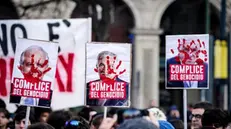 Meloni day, la manifestazione degli studenti contro la politica sulla scuola del governo italiano e pro Palestina. Torino 15 novembre 2024 ANSA/TINO ROMANO