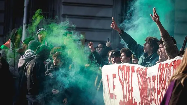 Meloni day, la manifestazione degli studenti contro la politica sulla scuola del governo italiano e pro Palestina. Torino 15 novembre 2024 ANSA/TINO ROMANO