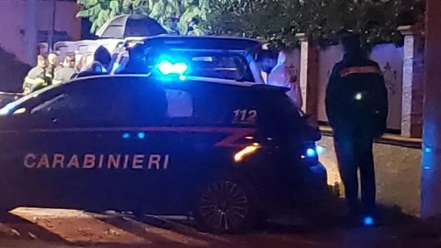 I carabinieri a Marina di Leporano (Taranto), dove ieri sera Silvana La Rocca, insegnante in pensione di 73 anni, e' stata trovata morta nel giardino della sua abitazione, 15 novembre 2024. Sul corpo sono state trovate alcune ferite, procurate probabilmente con un'arma da taglio. ANSA/ ANGELO INGENITO