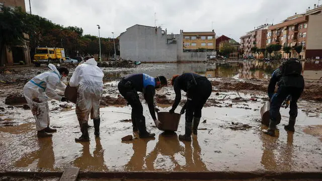 epa11720357 Police, military and volunteers continue with cleaning operations in the flood-hit municipality of Paiporta, Valencia province, Spain, 14 November 2024. The Spanish Meteorologic Agency (AEMET) has lowered the red alert to orange for heavy rains in the areas affected by the devastating floods triggered by the DANA (high-altitude isolated depression) weather phenomenon that hit eastern Spain on 29 October, which resulted in over 220 people killed. EPA/BIEL ALINO