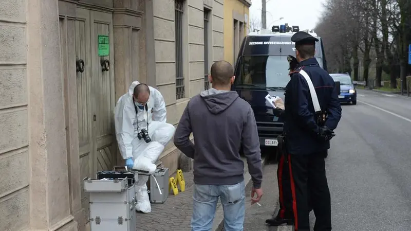 I carabinieri sulla scena dell'omicidio a Castenedolo - Foto Gabriele Strada/Neg © www.giornaledibrescia.it