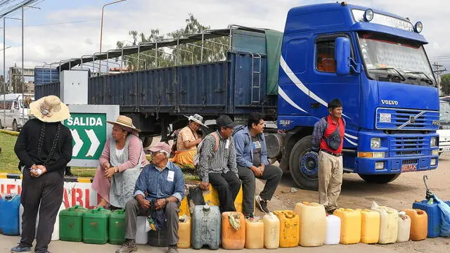 epa11721044 Truckers line up to buy fuel at a gas station in Cochabamba, Bolivia, 14 November 2024. In addition to the fuel shortage that has been affecting the population for months and the current desperate situation in several sectors of Bolivia, there is uncertainty, because if the government of Luis Arce does not reacting immediately in the supply of diesel and gasoline, the crisis of these fuels will worsen in 2025, warned the former Minister of Hydrocarbons and analyst Alvaro Rios, to EFE news agency. EPA/Jorge Abrego