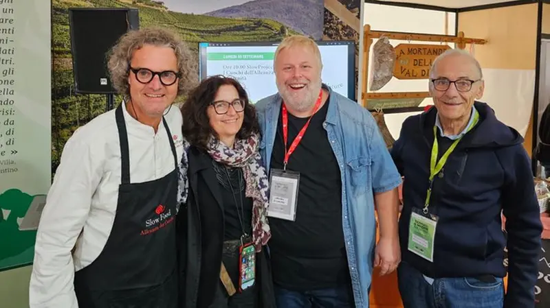 Il cuoco bresciano con alcuni colleghi di Slow Food - © www.giornaledibrescia.it