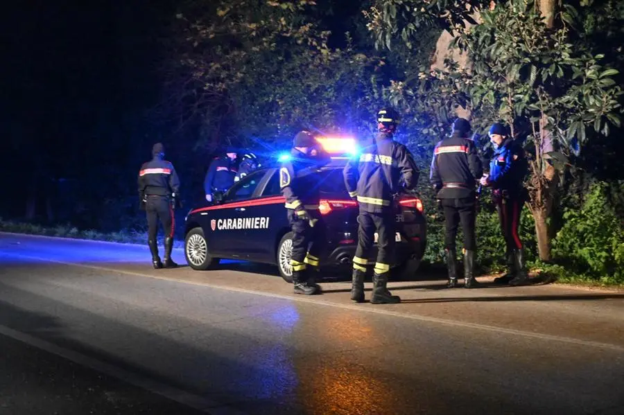 Carabinieri e Vigili del fuoco sul luogo dell'incidente - © www.giornaledibrescia.it