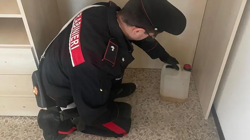 Il liquido infiammabile ritrovato dai Carabinieri nell'appartamento del 34enne - © www.giornaledibrescia.it