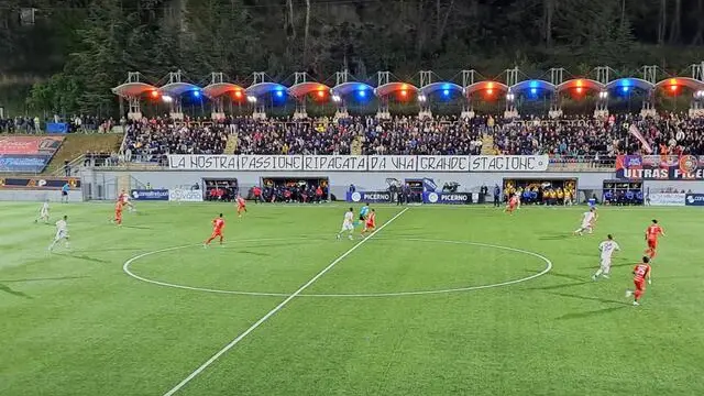 Un momento della gara di play off tra Picerno e Crotone