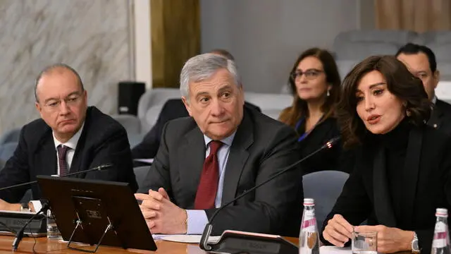 Da sinistra, il ministro dell’Istruzione, Giuseppe Valditara; il ministro degli Esteri, Antonio Tajani (d) e il ministro dell’Università e della Ricerca, Anna Maria Bernini, durante un momento della XV Conferenza Ambasciatrici e Ambasciatori presso la Farnesina a Roma, 22 dicembre 2022. ANSA/CLAUDIO PERI