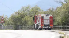 Incidente stradale stamani a Marone, in provincia di Brescia. Un camionista, nel tentativo di evitare l'impatto con un'auto, ha sbandato ed è finito in una scarpata per 60 metri dopo aver oltrepassato addirittura la sottostante linea ferroviaria, la Brescia-Iseo-Edolo, che è stata invasa dai detriti. Al momento risulta disperso il conducente, che nel volo e nel successivo impatto con la roccia è stato sbalzato fuori dall'abitacolo. L'incidente è avvenuto lungo la strada provinciale 510, dove al momento il traffico è in tilt. Bloccata anche la circolazione ferroviaria. Sul posto sono intervenuti i vigili del fuoco, la polizia stradale, la polizia locale, i carabinieri, le ambulanze e l'elisoccorso arrivato da Milano, Brescia 21 settembre 2023. ANSA/FILIPPO VENEZIA