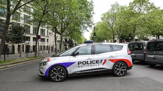 epa11288532 Police deployed in the area surrounding the Iranian embassy in Paris, France, 19 April 2024. French police forces secured the area surrounding the Iranian embassy in Paris on 19 April after a man had threatened to blow himself up. The man was arrested, police confirmed. EPA/TERESA SUAREZ