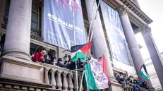 Meloni day, la manifestazione degli studenti contro la politica sulla scuola del governo italiano e pro Palestina. Torino 15 novembre 2024 ANSA/TINO ROMANO