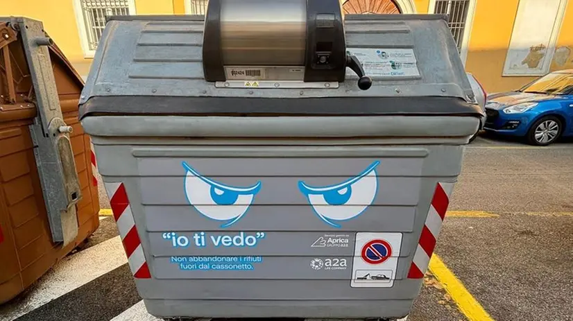 I cassonetti della campagna «Io ti vedo» - © www.giornaledibrescia.it