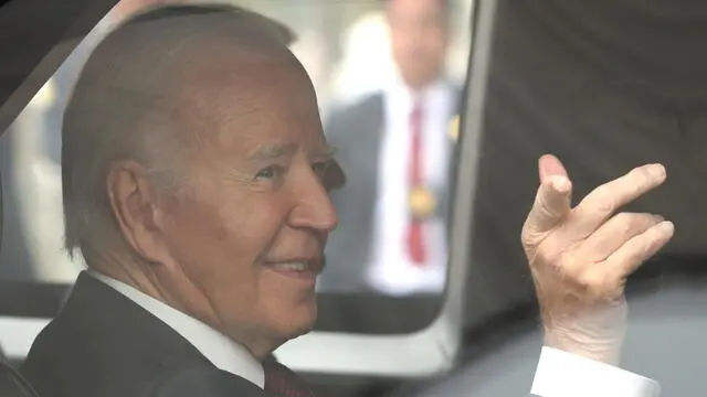 epa11724925 US President Joe Biden gestures upon his arrival at the Convention Center in Lima, Peru, 16 November 2024. Biden will hold meetings within the framework of the Asia-Pacific Economic Cooperation (APEC) leaders' summit. The Asia-Pacific Economic Cooperation (APEC) leaders' week is held in Lima from 10 to 16 November 2024. EPA/PAOLO AGUILAR