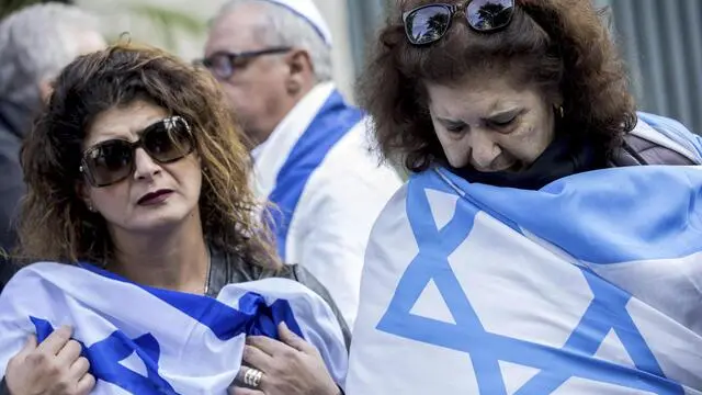 Due rappresentanti della comunita' ebraica avvolte nella bandiera isrealiana durante la manifestazione davanti all'ambasciata israeliana a Roma, 18 ottobre 2015 ANSA/MASSIMO PERCOSSI