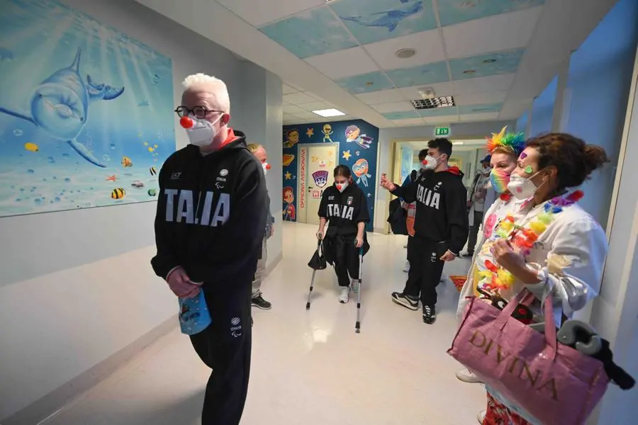 CRONACA BRESCIA OSPEDALE CIVILE ONCOLOGIA PEDIATRICA ATLETI E DUTURKAOS CON GIOCHI E MEDAGLIE NELLA FOTO DA SX CANNIZZARO ANDREOLI BICELLI PER CARINI 17-11-2024 MARCO ORTOGNI NEW EDEN GROUP