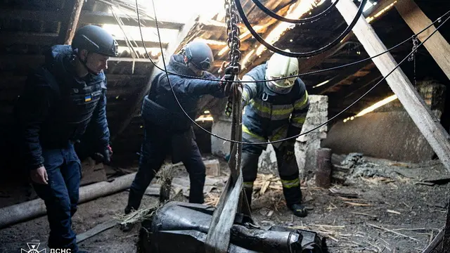 epa11725539 A handout photo released by the press service of the State Emergency Service (SES) of Ukraine shows Ukrainian rescuers removing debris of a rocket at the site of a damaged residential building in Kyiv, Ukraine, 17 November 2024. Russian forces launched a 'massive combined attack that targeted all regions of Ukraine' overnight and in the morning with around 120 missiles and 90 unmanned aerial vehicles (UAVs), Ukrainian President Zelensky said on 17 November, adding that Ukraine's air defense forces destroyed more than 140 air targets. The main target of the Russian attack was the energy infrastructure across Ukraine, Zelensky said. Russian troops entered Ukrainian territory on 24 February 2022, starting a conflict that has provoked destruction and a humanitarian crisis. EPA/STATE EMERGENCY SERVICE OF UKRAINE HANDOUT -- BEST QUALITY AVAILABLE -- MANDATORY CREDIT: STATE EMERGENCY SERVICE OF UKRAINEHANDOUT EDITORIAL USE ONLY/NO SALES