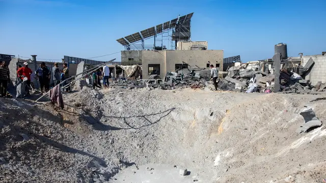 epa11718184 Palestinians inspect a shell crater following Israeli shelling at a camp housing internally displaced people in Khan Younis, southern Gaza Strip, 13 November 2024. More than 43,700 Palestinians and over 1,400 Israelis have been killed, according to the Palestinian Health Ministry and the Israeli Army, since Hamas militants launched an attack against Israel from the Gaza Strip on 07 October 2023, and the Israeli operations in Gaza and the West Bank which followed it. EPA/HAITHAM IMAD