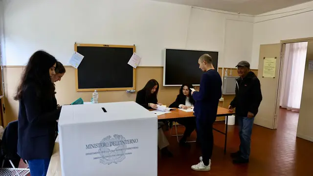 Foto dal seggio di Montefalco dove voterà la candidata alla presidenza della Regione Umbria Donatella Tesei. Foto di Gianluigi Basilietti