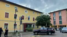 Una donna di circa 30 anni è morta uccisa da un colpo d'arma da fuoco nella sede della polizia locale di Anzola Emilia, in provincia di Bologna, 16 maffio 2024. Si tratterebbe di un'ex vigilessa, in passato in servizio al comando dell'Unione dei comuni. Sembra che avesse avuto una relazione con un altro ex appartenente al corpo, la cui posizione è al vaglio degli inquirenti. Il colpo sarebbe stato sparato da una pistola di ordinanza. Sul posto i carabinieri che stanno ricostruendo la dinamica dei fatti. ANSA