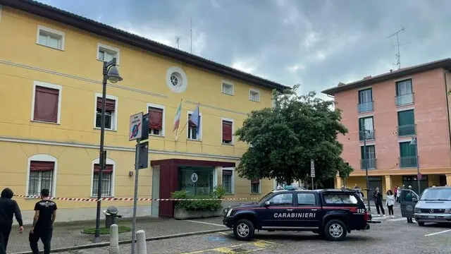 Una donna di circa 30 anni è morta uccisa da un colpo d'arma da fuoco nella sede della polizia locale di Anzola Emilia, in provincia di Bologna, 16 maffio 2024. Si tratterebbe di un'ex vigilessa, in passato in servizio al comando dell'Unione dei comuni. Sembra che avesse avuto una relazione con un altro ex appartenente al corpo, la cui posizione è al vaglio degli inquirenti. Il colpo sarebbe stato sparato da una pistola di ordinanza. Sul posto i carabinieri che stanno ricostruendo la dinamica dei fatti. ANSA